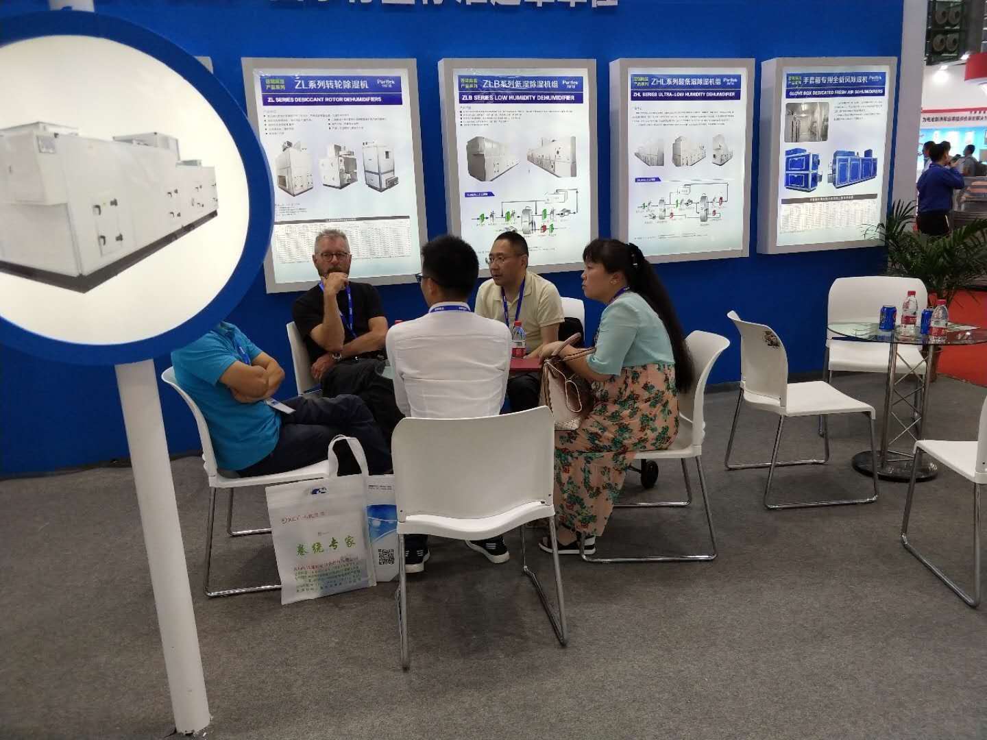 普瑞泰員工與客戶(hù)交談 普瑞泰員工與客戶(hù)交談