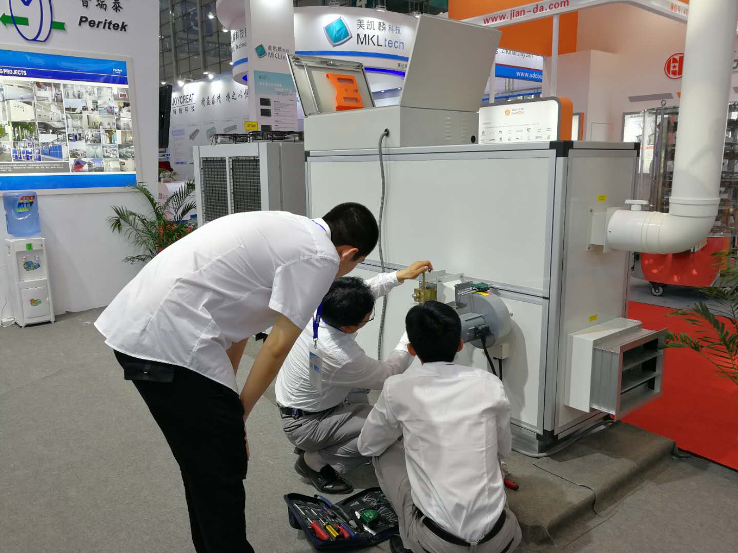 普瑞泰總經(jīng)理吳建平親自檢查參展設(shè)備 普瑞泰總經(jīng)理吳建平親自檢查參展設(shè)備